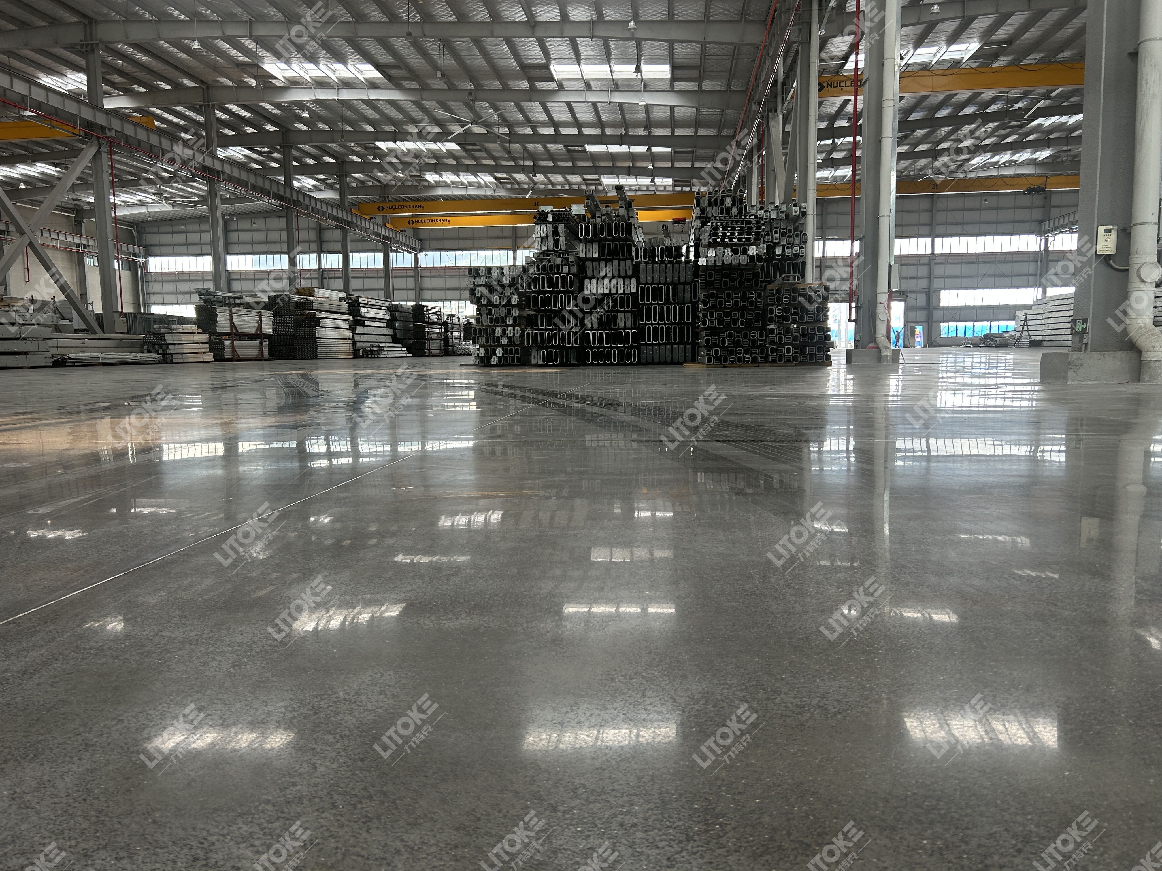 金剛砂地坪 vs 密封固化劑地坪，傻傻分不清？看完就懂！